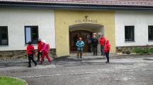 Blick zum Volkshaus St. Leonhard am Forst - Start-/Zielgebude 